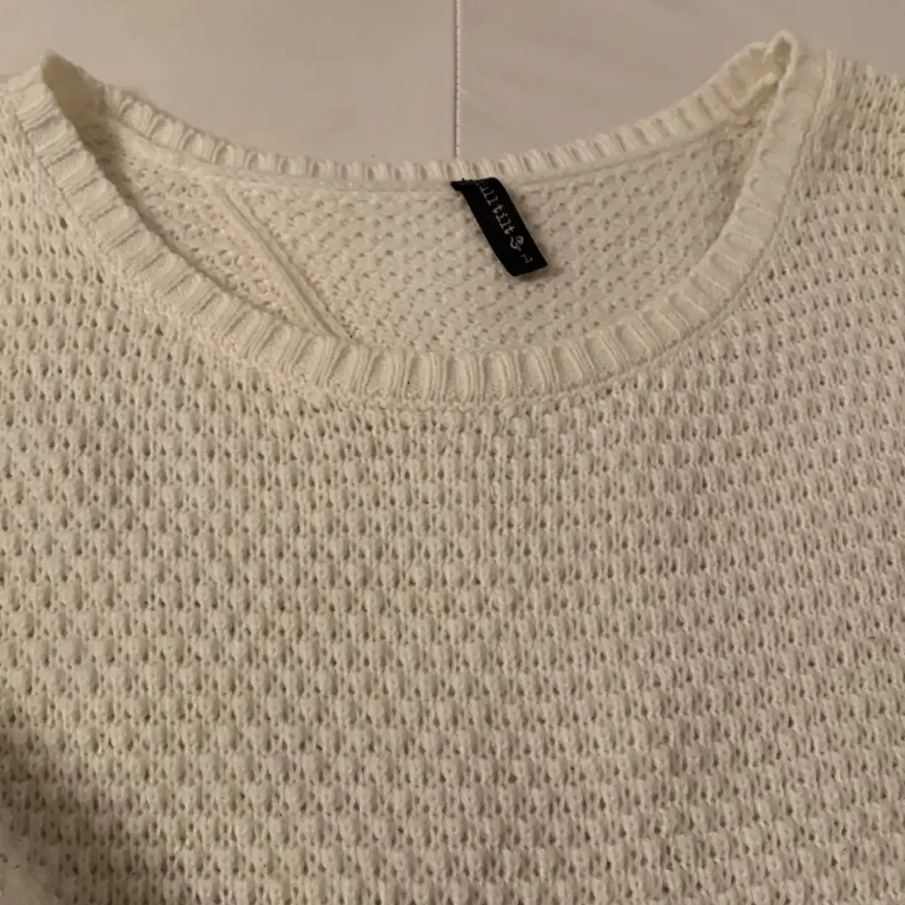 Full Tilt Long Sleeve Assimetrical Back Sweater Size L